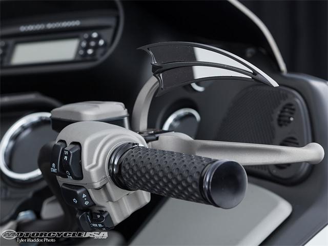 Superstore-Bagger-hand-cont